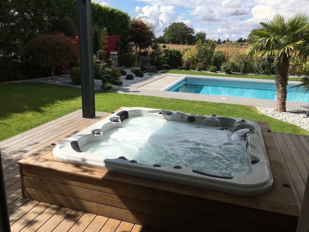 Spa jacuzzi sur mesure intérieur ou extérieur. Vente de Spas pour